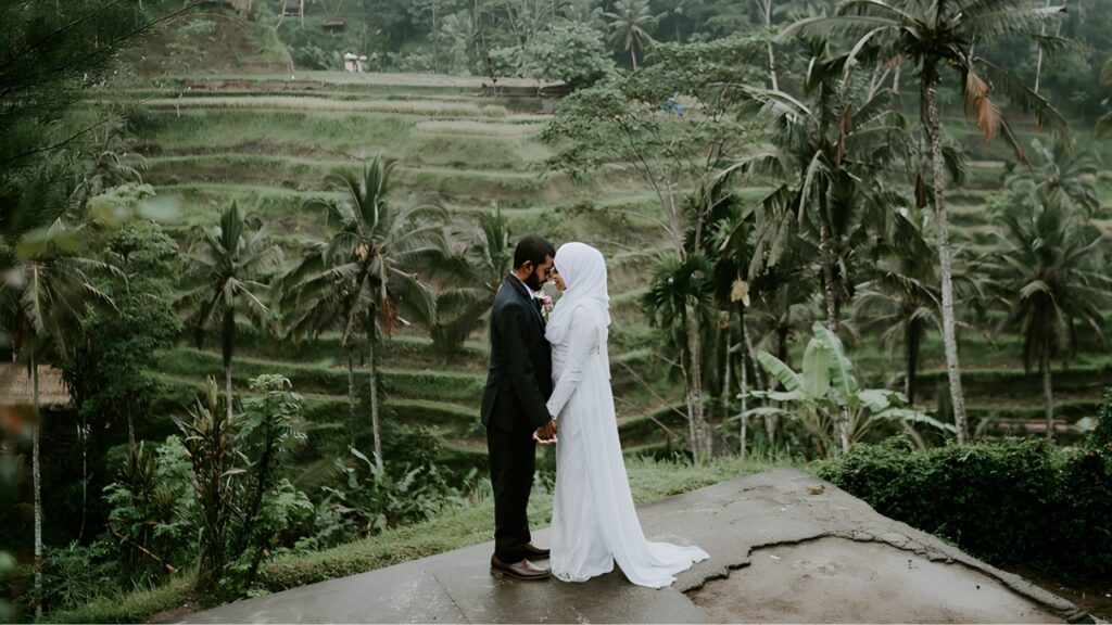 Wedding couple surrounded by Ubud rice terraces