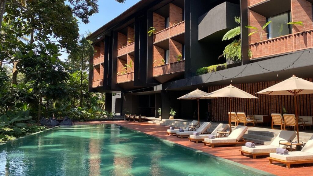 swimming pool and tropical surroundings: in Titik Dua Ubud